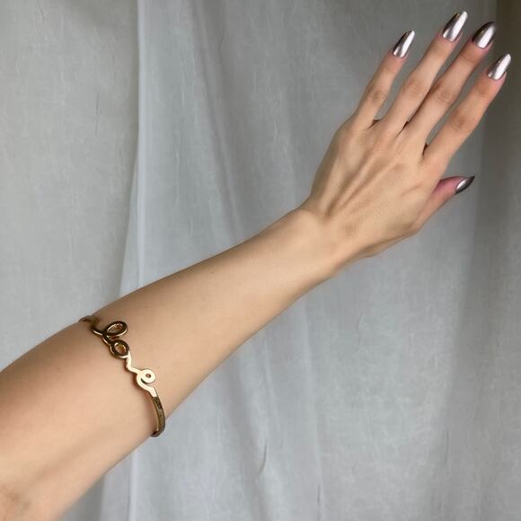 💕 NWOT Gold Tone LOVE Cursive Bangle Bracelet Size OS One Size - Picture 11 of 16